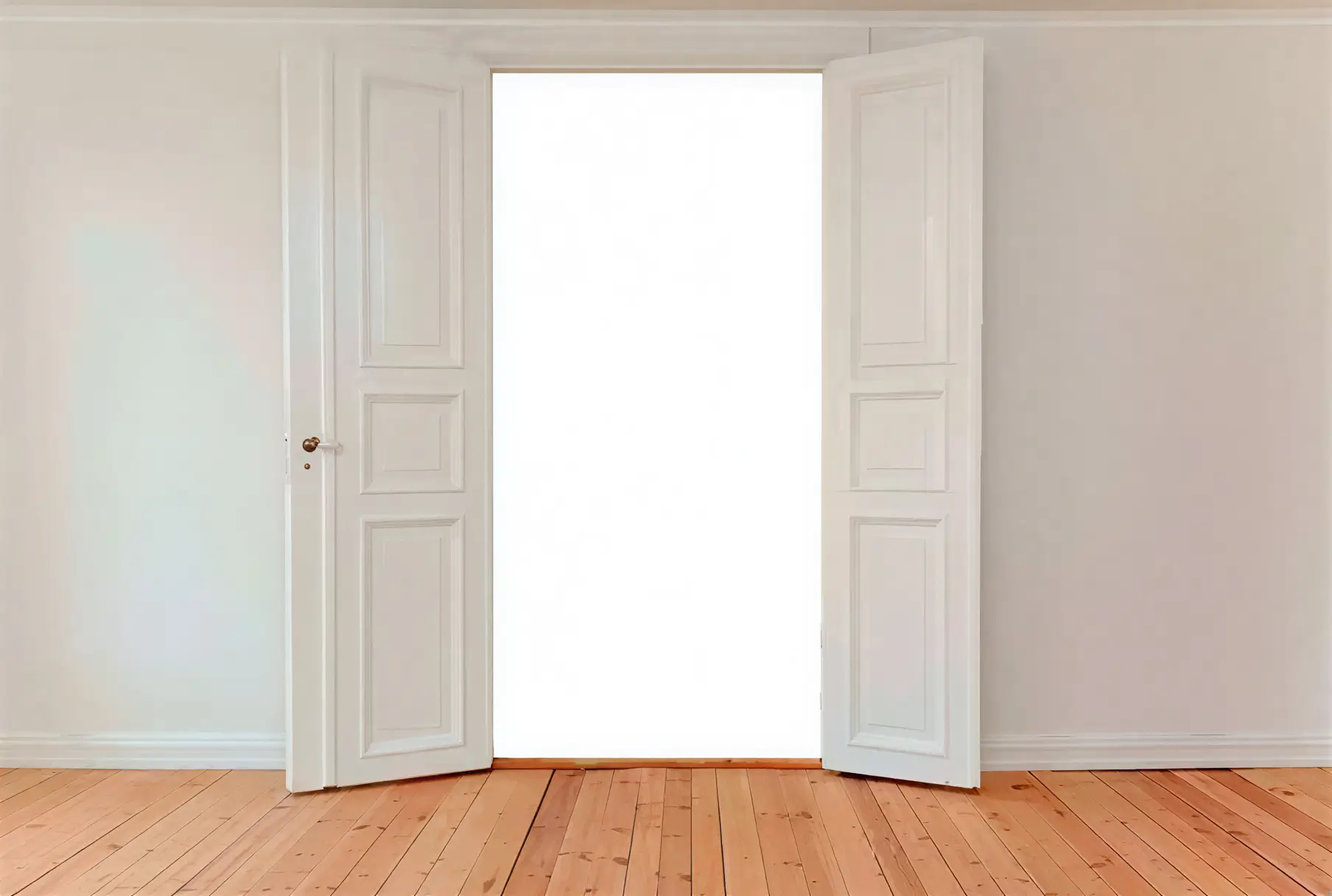 Los Pintores en Málaga lacando puerta interior en blanco con acabado profesional