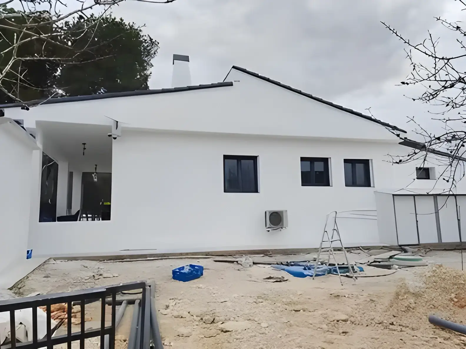Los Pintores en Málaga Fachada de chalet blanco recién pintada con acabado profesional