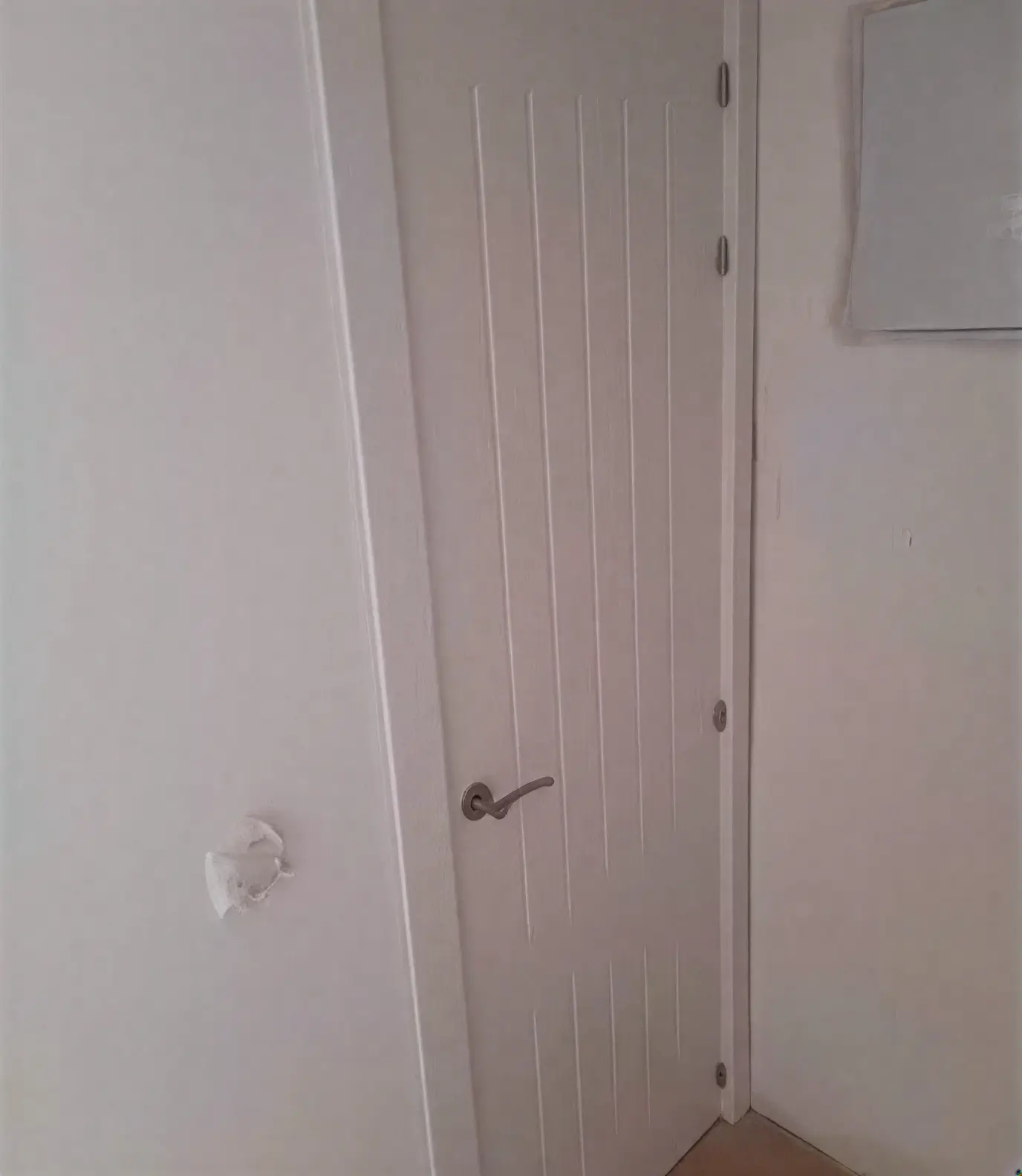 Puerta moderna con ranuras lacada en blanco por pintores profesionales en Málaga