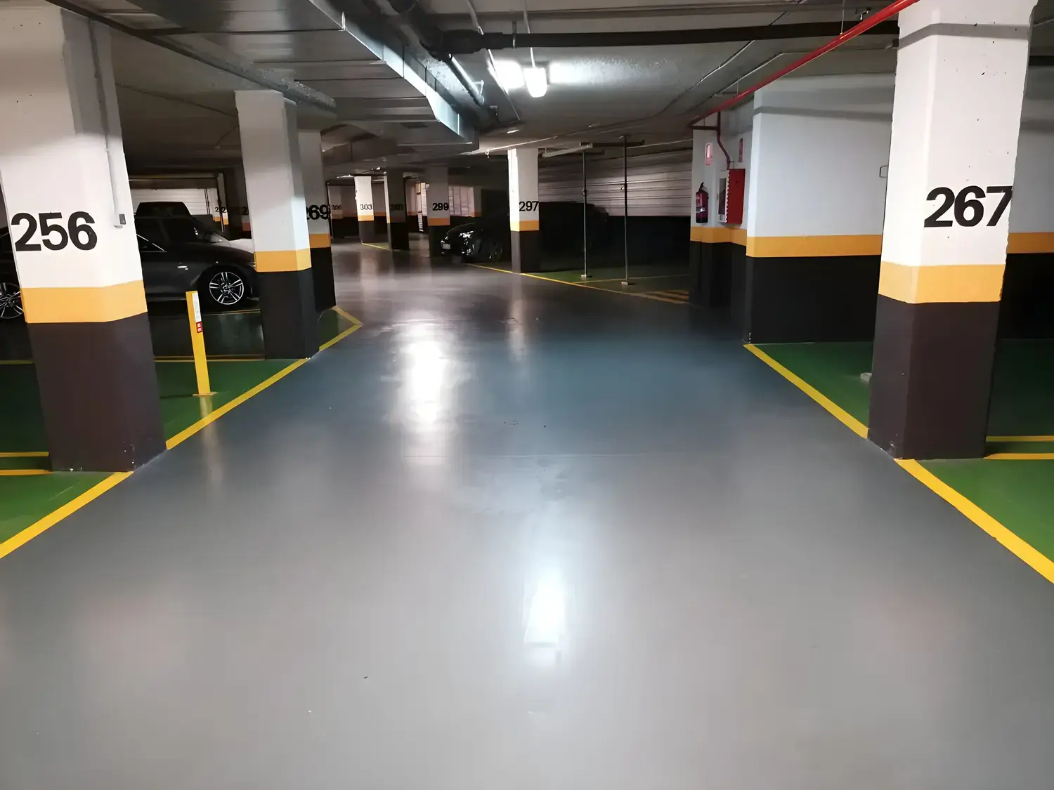 Garaje comunitario pintado y señalizado por Los Pintores en Málaga