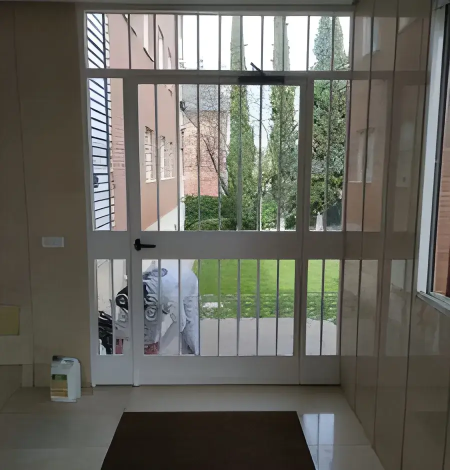 Portal de comunidad pintado por Los Pintores en Málaga con acabado luminoso