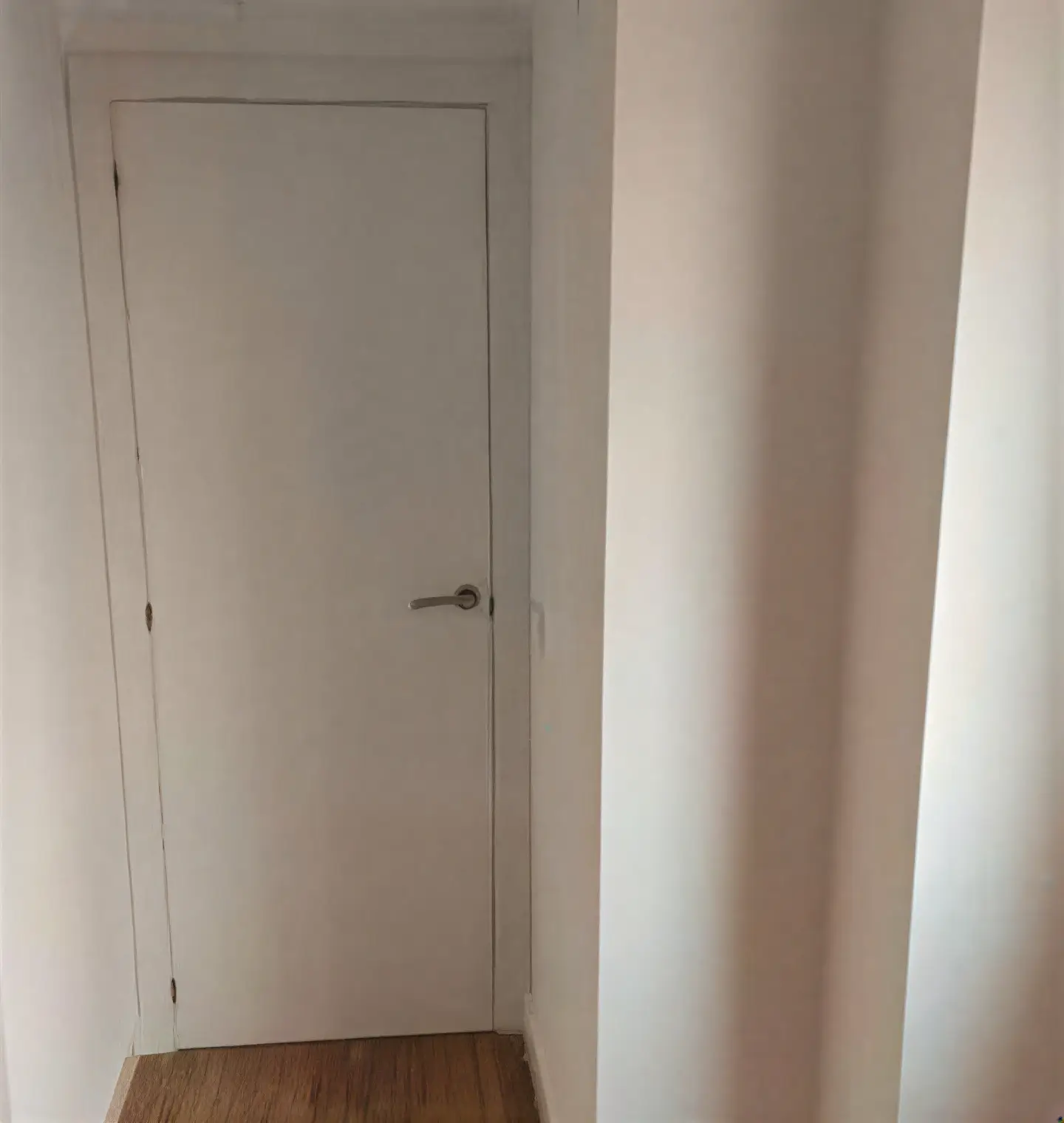 Puerta interior lacada en blanco en pasillo realizada por Los Pintores en Málaga