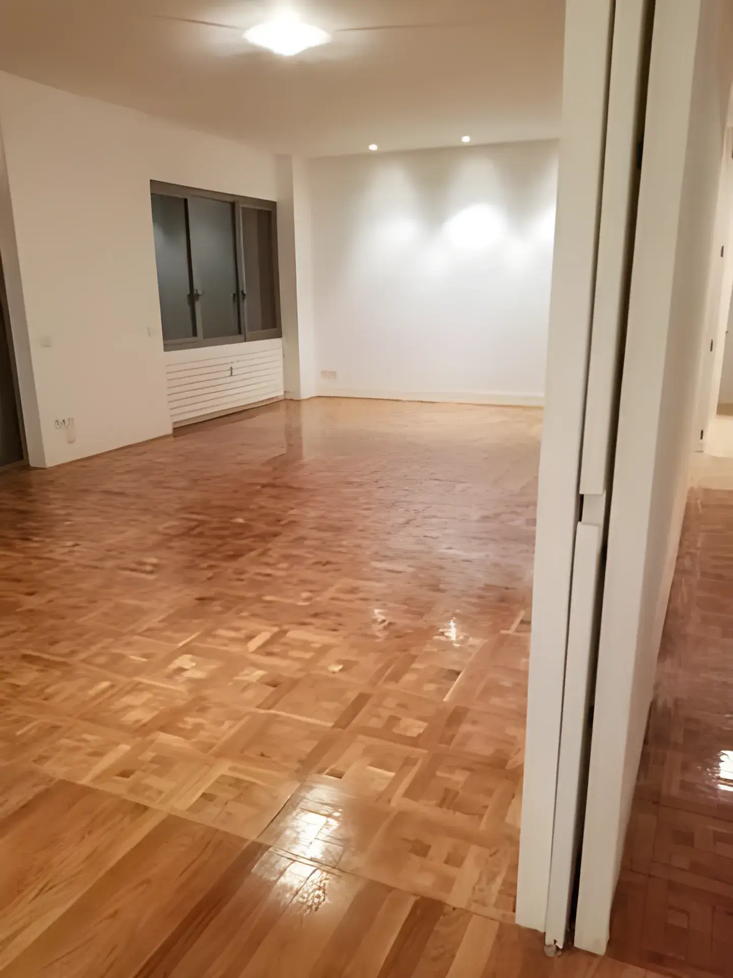 Salón amplio pintado en blanco por Los Pintores en Málaga, acabado limpio y luminoso